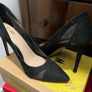 Black pumps, mix No. 6, size 9.